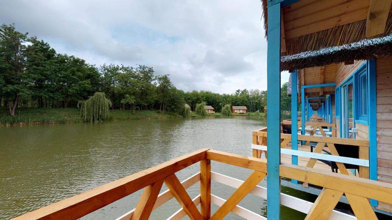 Zaga Zaga Sat Hotel Tecuci Bagian luar foto