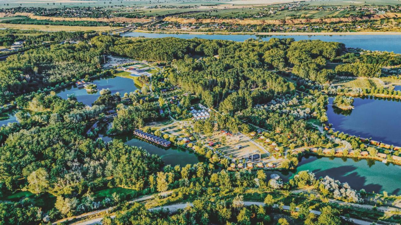 Zaga Zaga Sat Hotel Tecuci Bagian luar foto