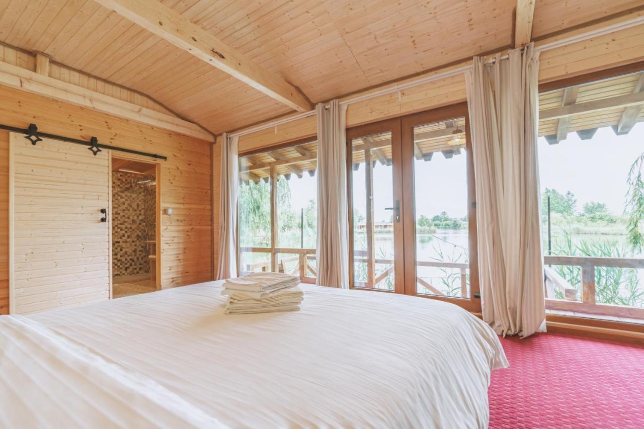 Zaga Zaga Sat Hotel Tecuci Bagian luar foto