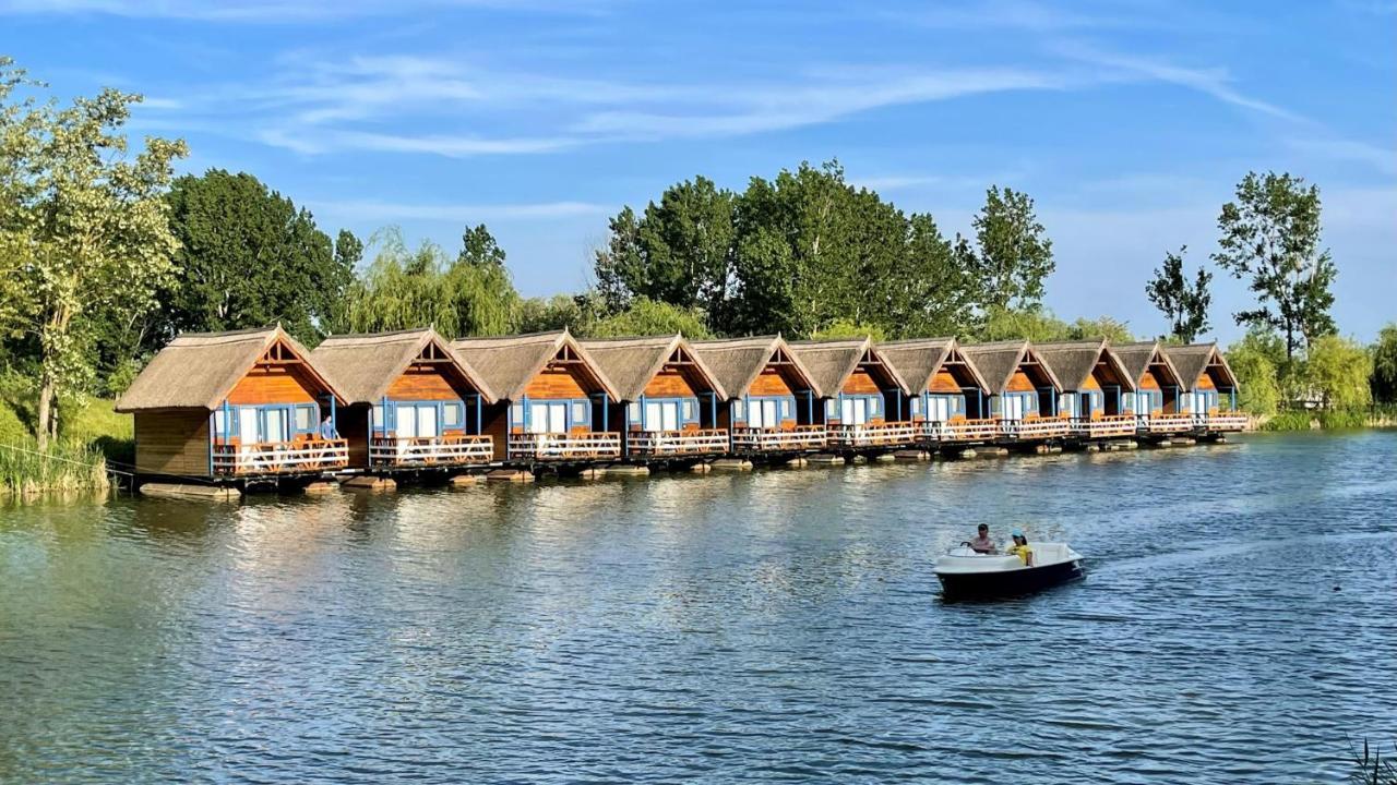 Zaga Zaga Sat Hotel Tecuci Bagian luar foto