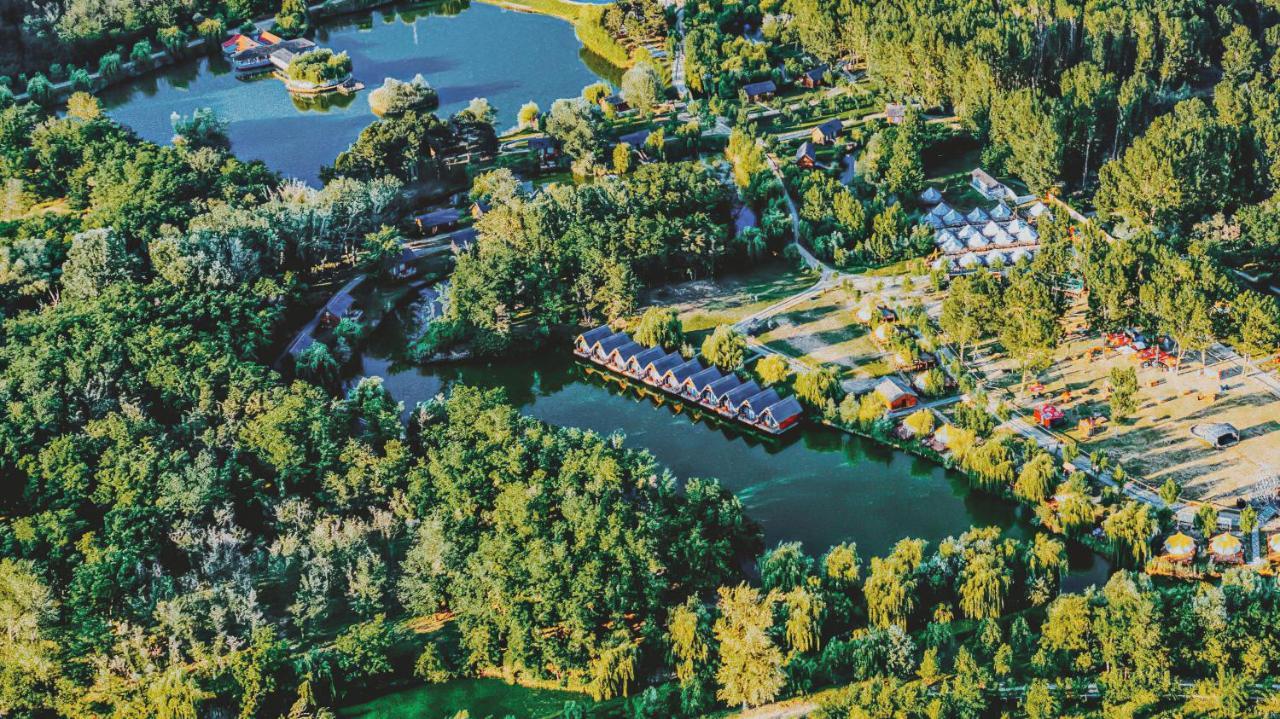Zaga Zaga Sat Hotel Tecuci Bagian luar foto