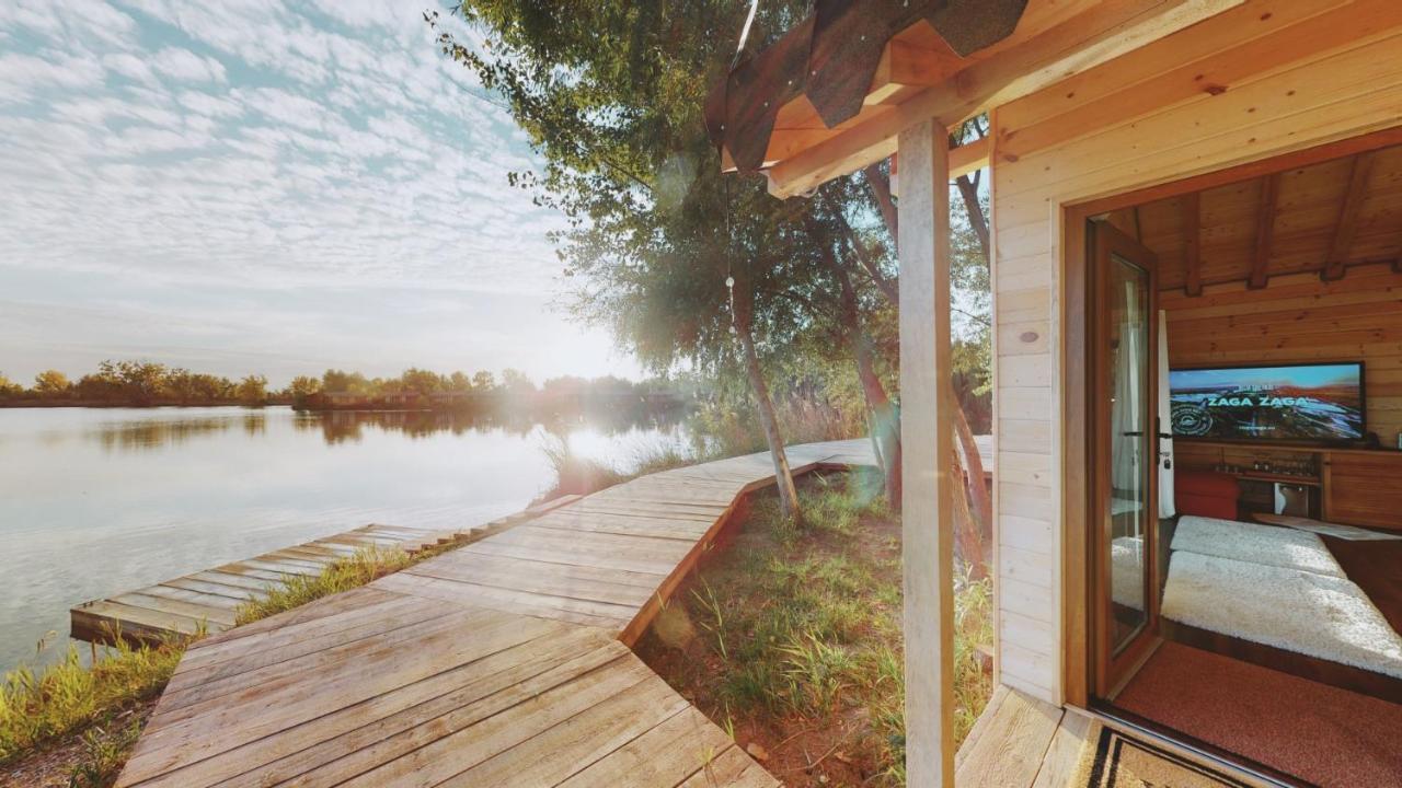 Zaga Zaga Sat Hotel Tecuci Bagian luar foto