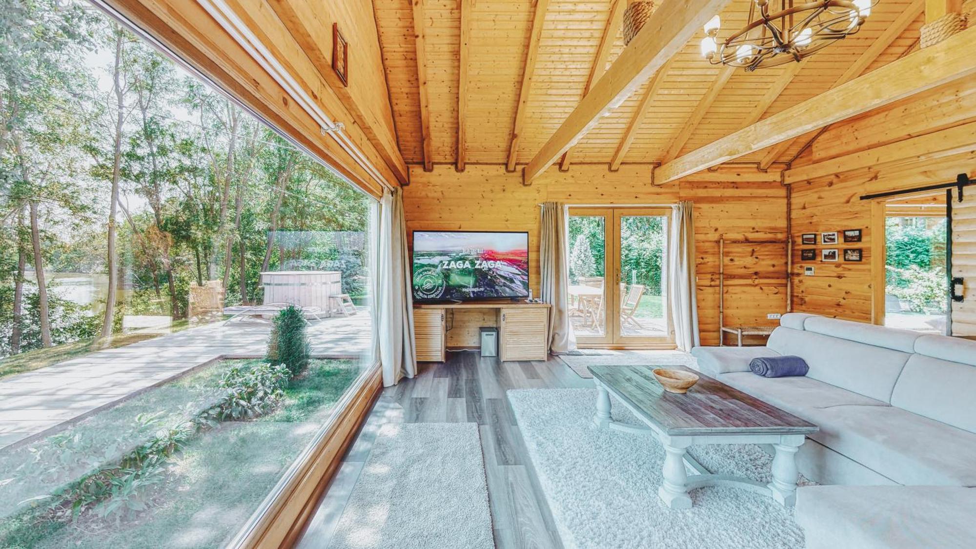 Zaga Zaga Sat Hotel Tecuci Bagian luar foto