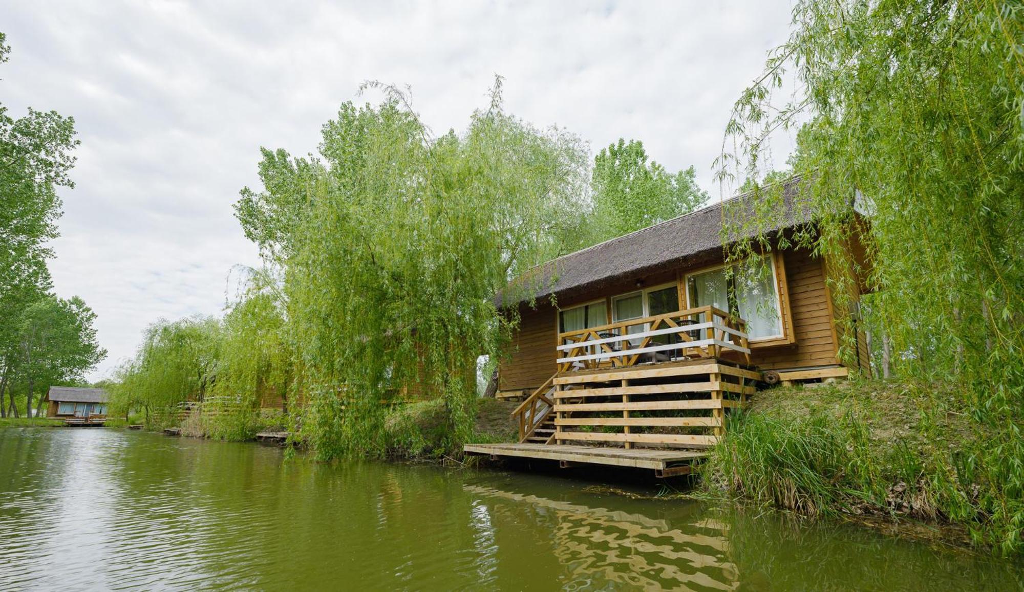 Zaga Zaga Sat Hotel Tecuci Bagian luar foto