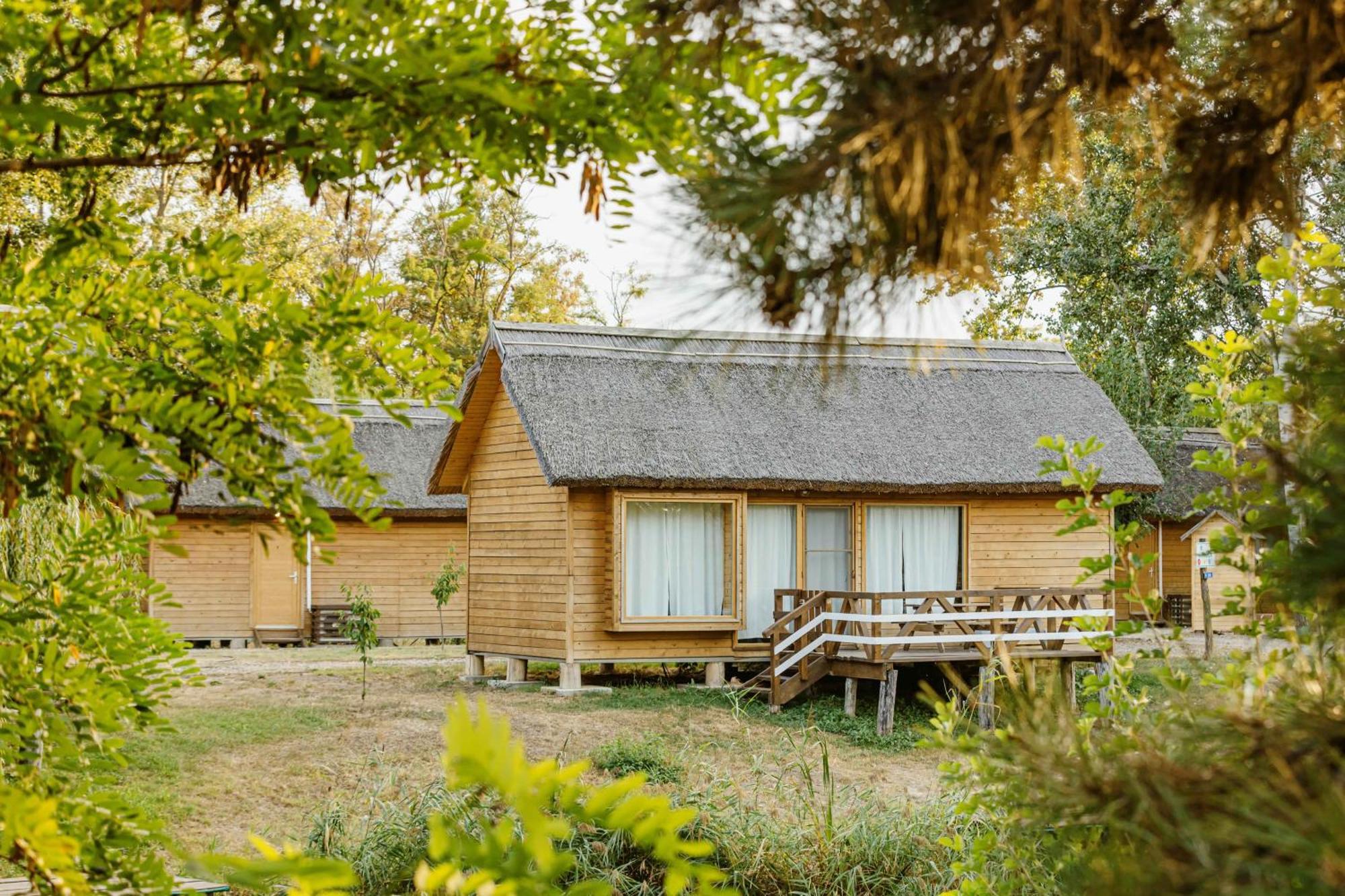 Zaga Zaga Sat Hotel Tecuci Bagian luar foto