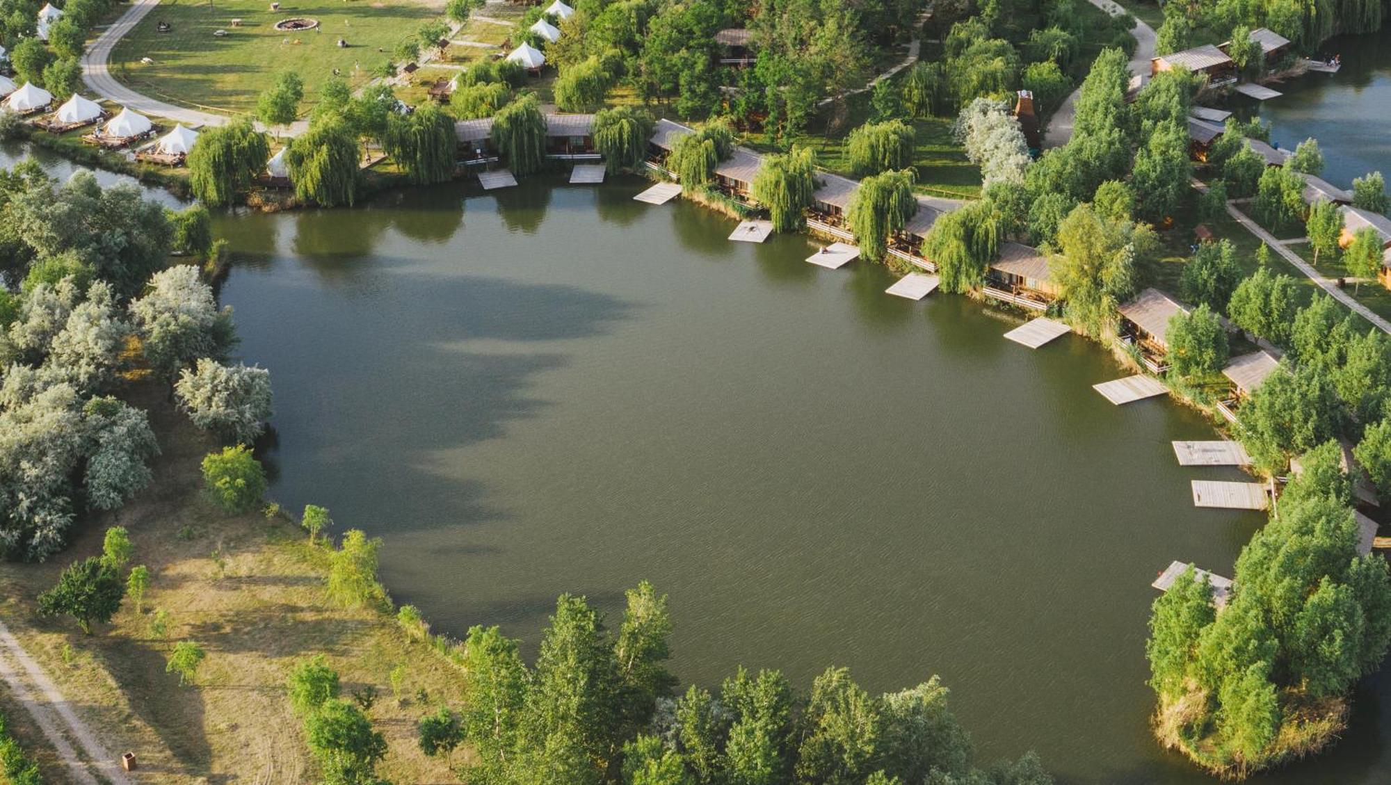 Zaga Zaga Sat Hotel Tecuci Bagian luar foto