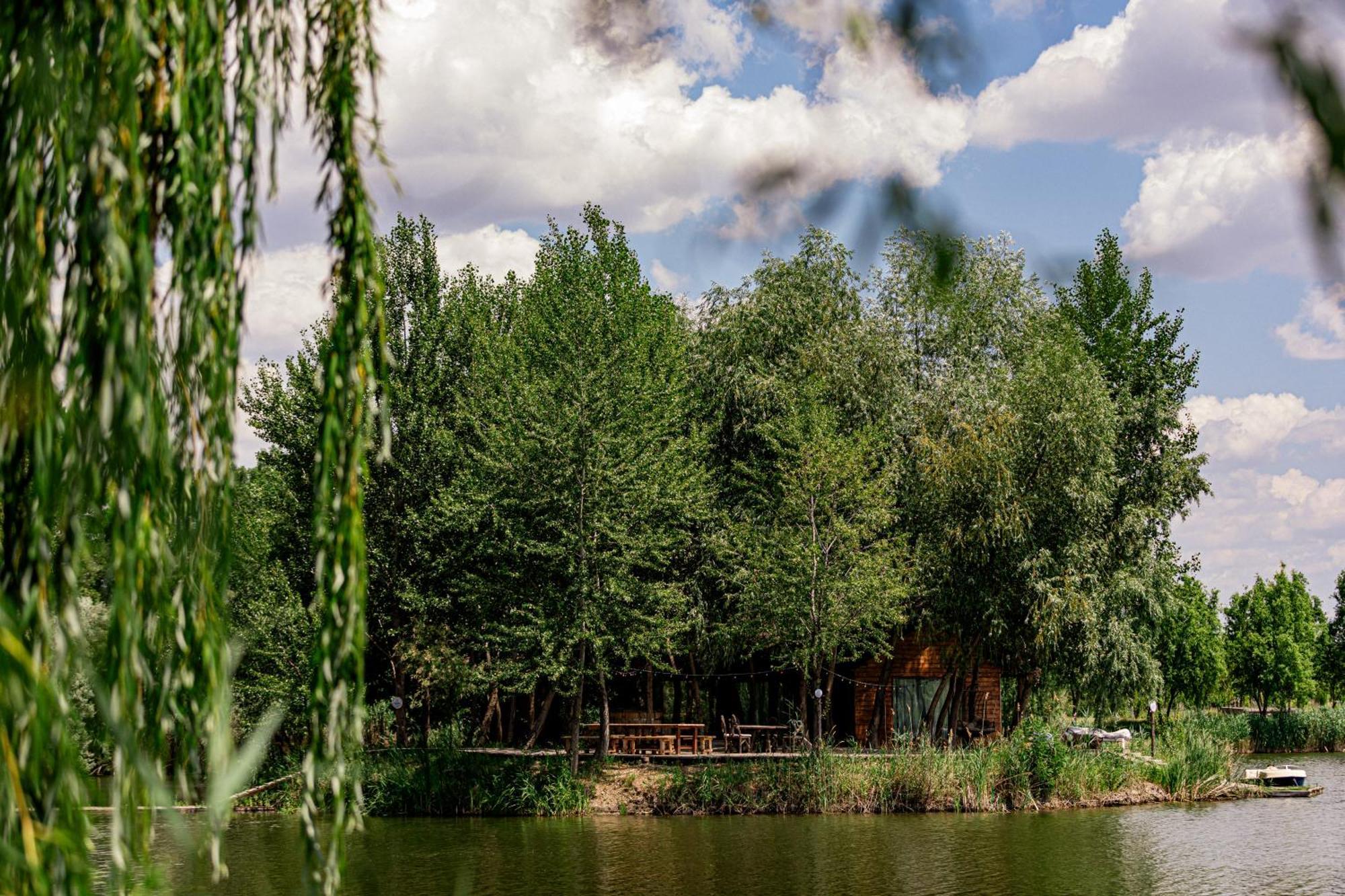 Zaga Zaga Sat Hotel Tecuci Bagian luar foto