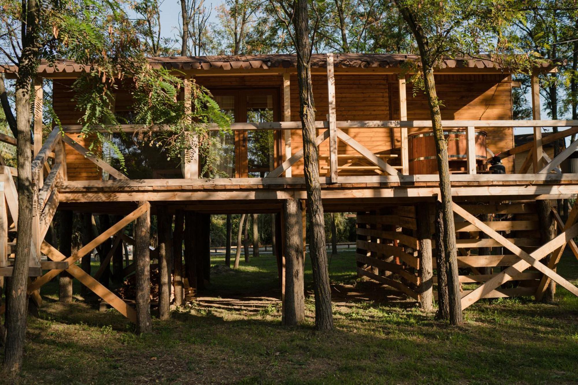 Zaga Zaga Sat Hotel Tecuci Bagian luar foto