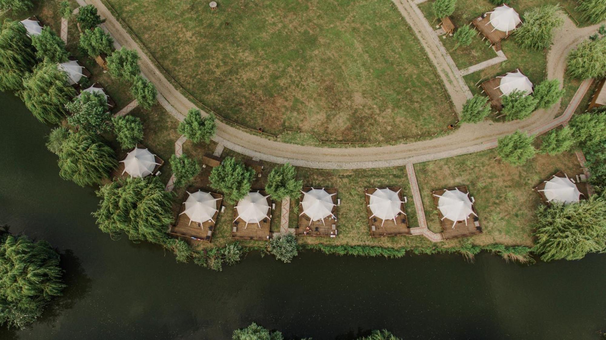 Zaga Zaga Sat Hotel Tecuci Bagian luar foto