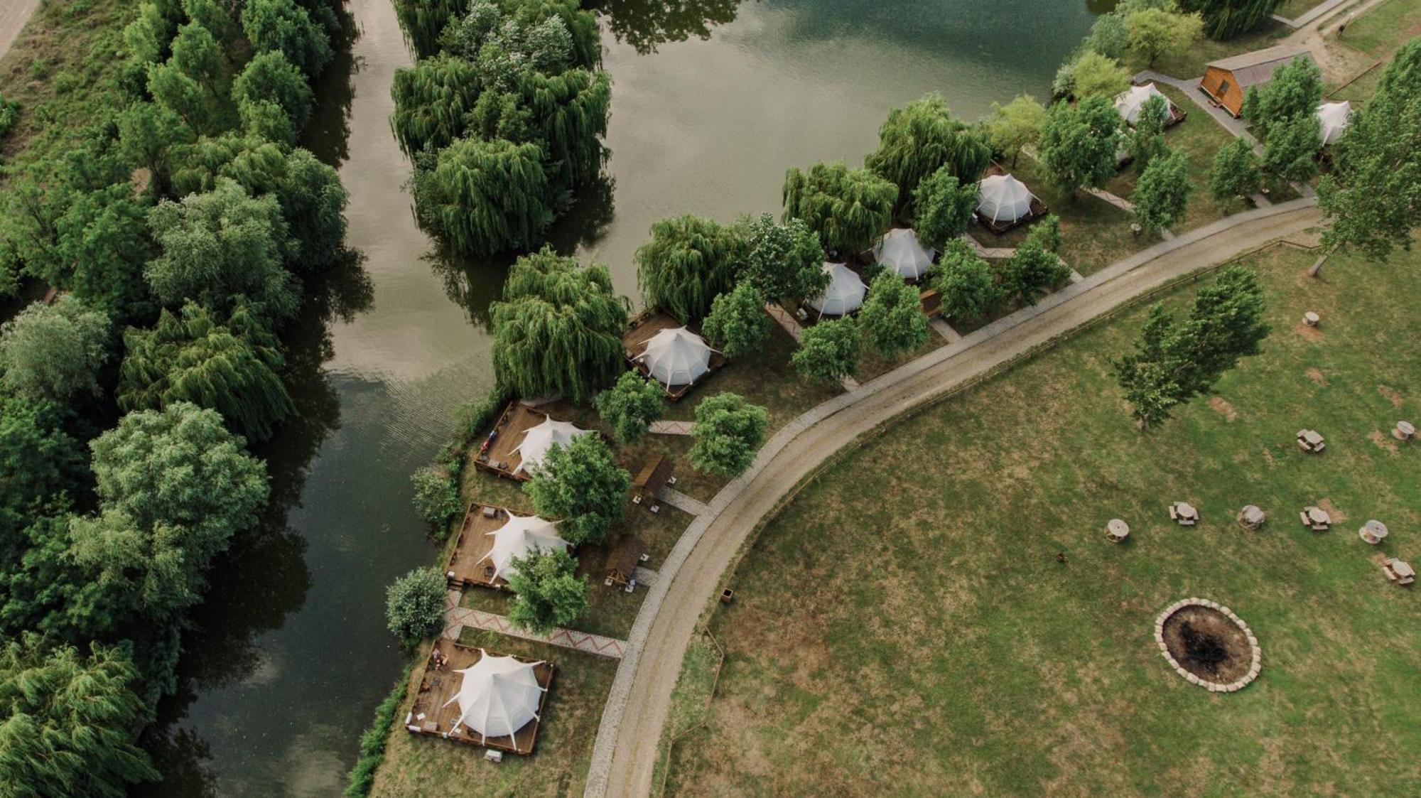 Zaga Zaga Sat Hotel Tecuci Bagian luar foto