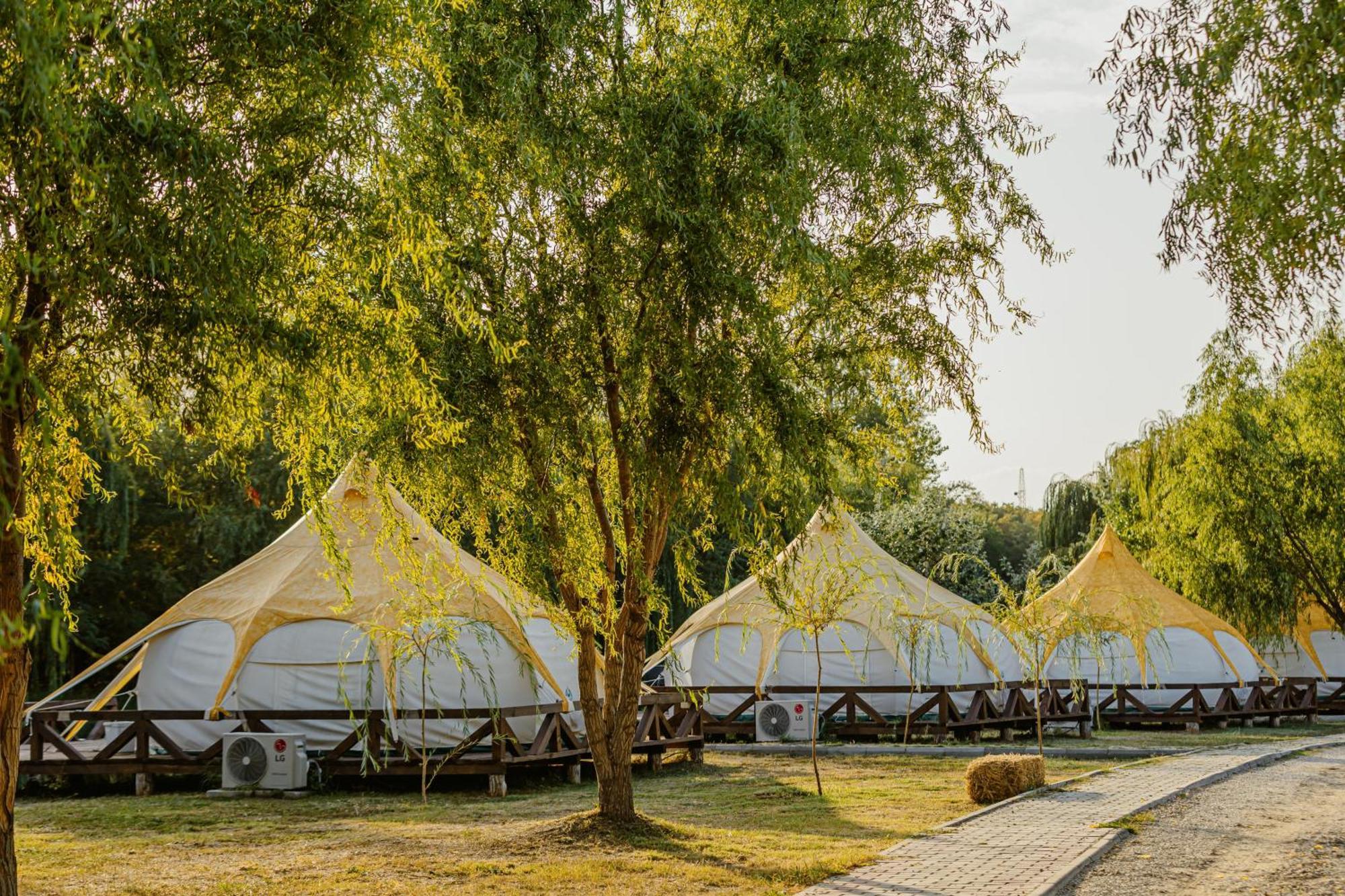 Zaga Zaga Sat Hotel Tecuci Bagian luar foto