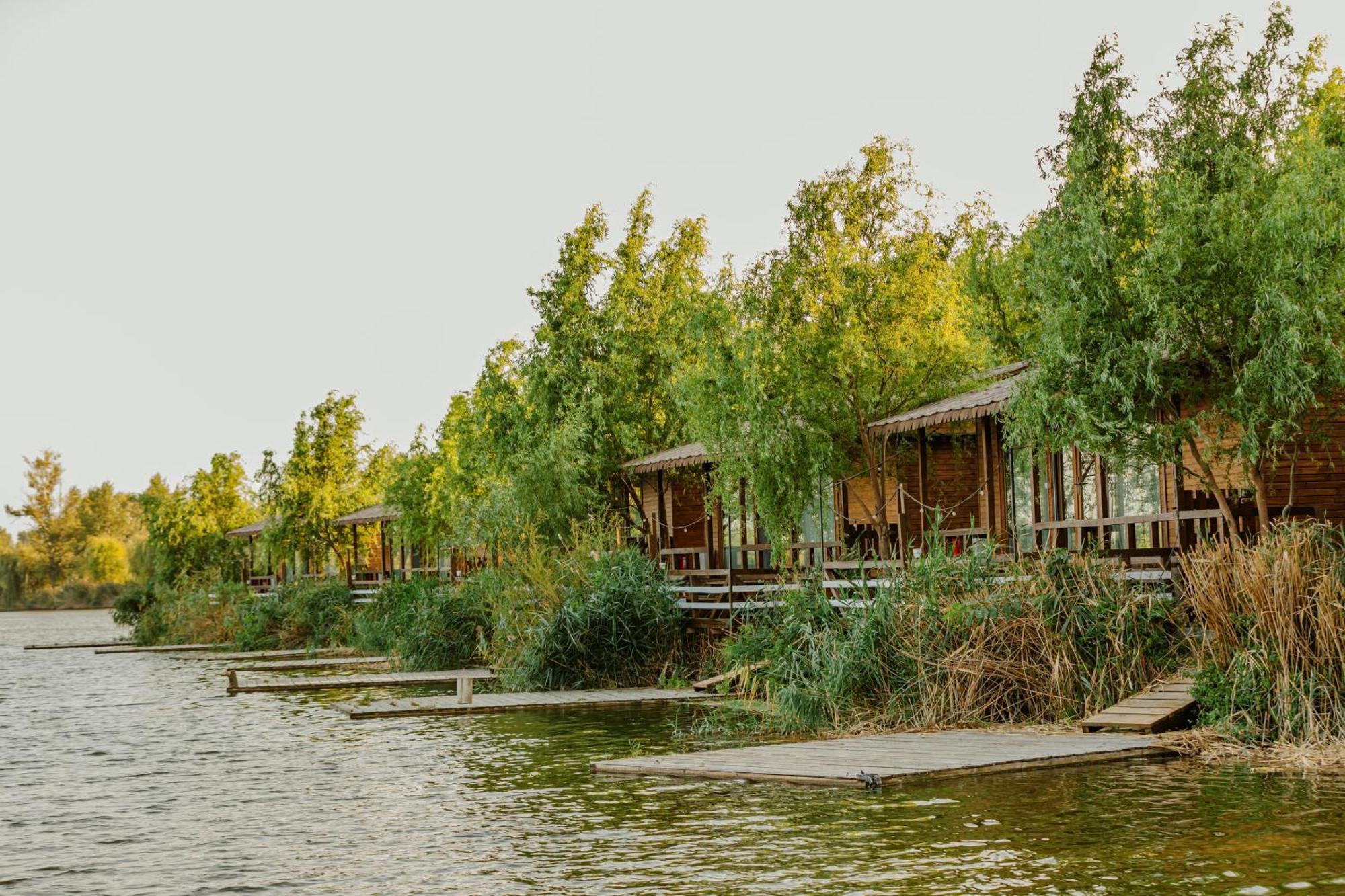 Zaga Zaga Sat Hotel Tecuci Bagian luar foto