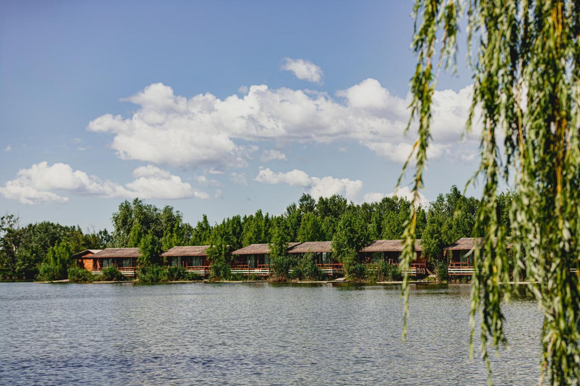 Zaga Zaga Sat Hotel Tecuci Bagian luar foto